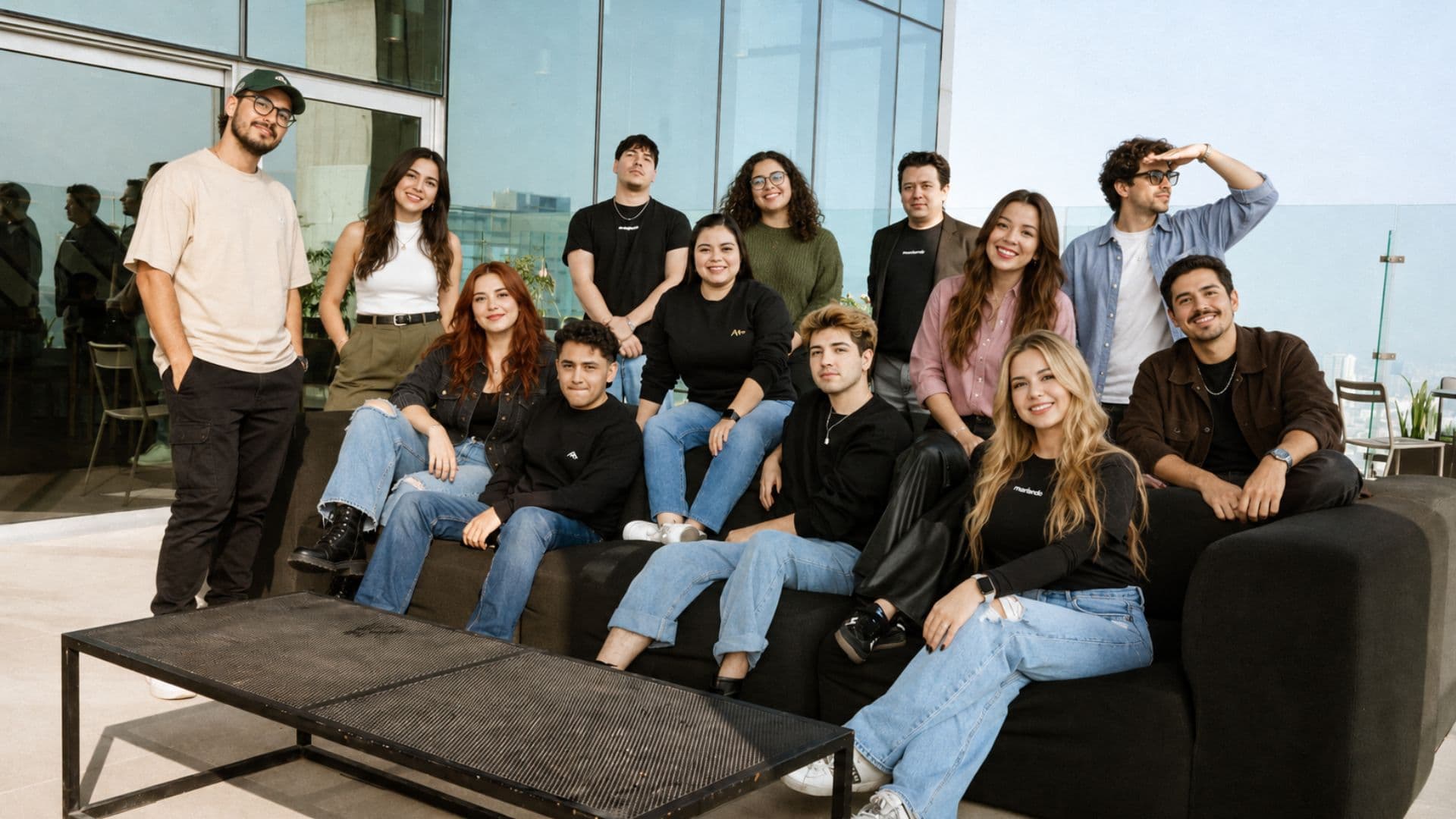 Equipo de Marketeria posando en una terraza con vista a la ciudad